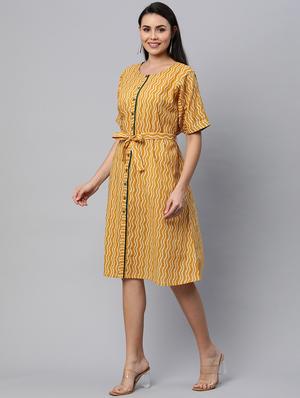 short sleeved printed fit & flare dress - 18388642 - Standard Image - 3