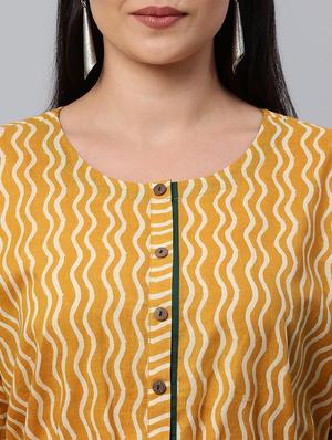 short sleeved printed fit & flare dress - 18388642 - Standard Image - 5