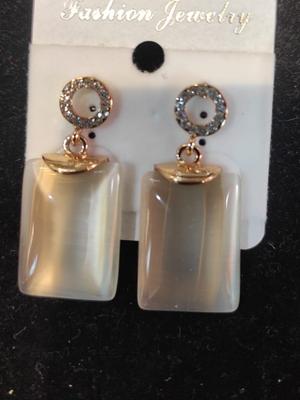 good quality earring - 18423872 - Standard Image - 2