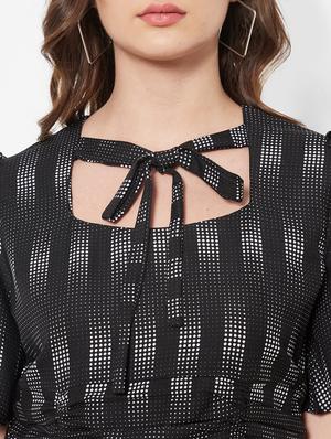 tie up neck printed crop top - 18445181 - Standard Image - 6