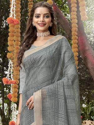 contrast bordered checkered woven saree with blouse - 18454763 - Standard Image - 2