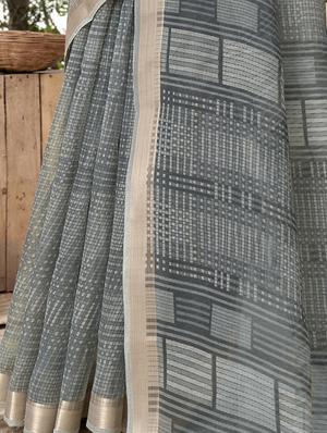 contrast bordered checkered woven saree with blouse - 18454763 - Standard Image - 3