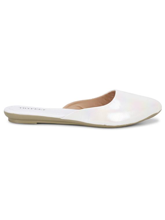 white slip on flat - 18461796 - Zoom Image - 2