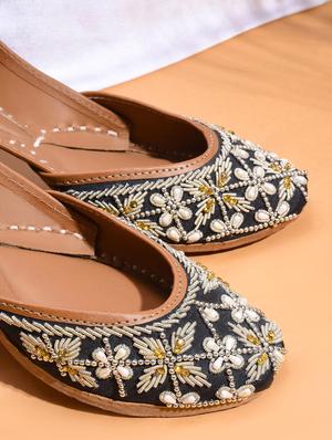 women black slip on jutis & mojari - 18463587 - Standard Image - 4
