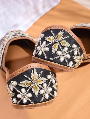women black slip on jutis & mojari - 18463587 - Standard Image - 5