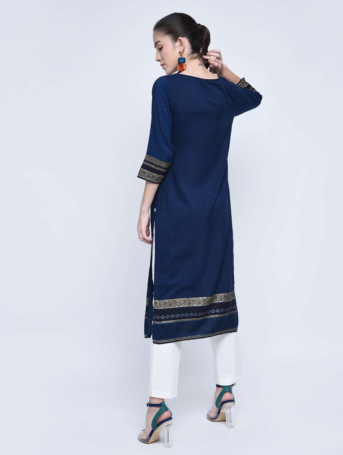 Buy online Foil Print Straight Kurta With Tassels from Kurta Kurtis for
