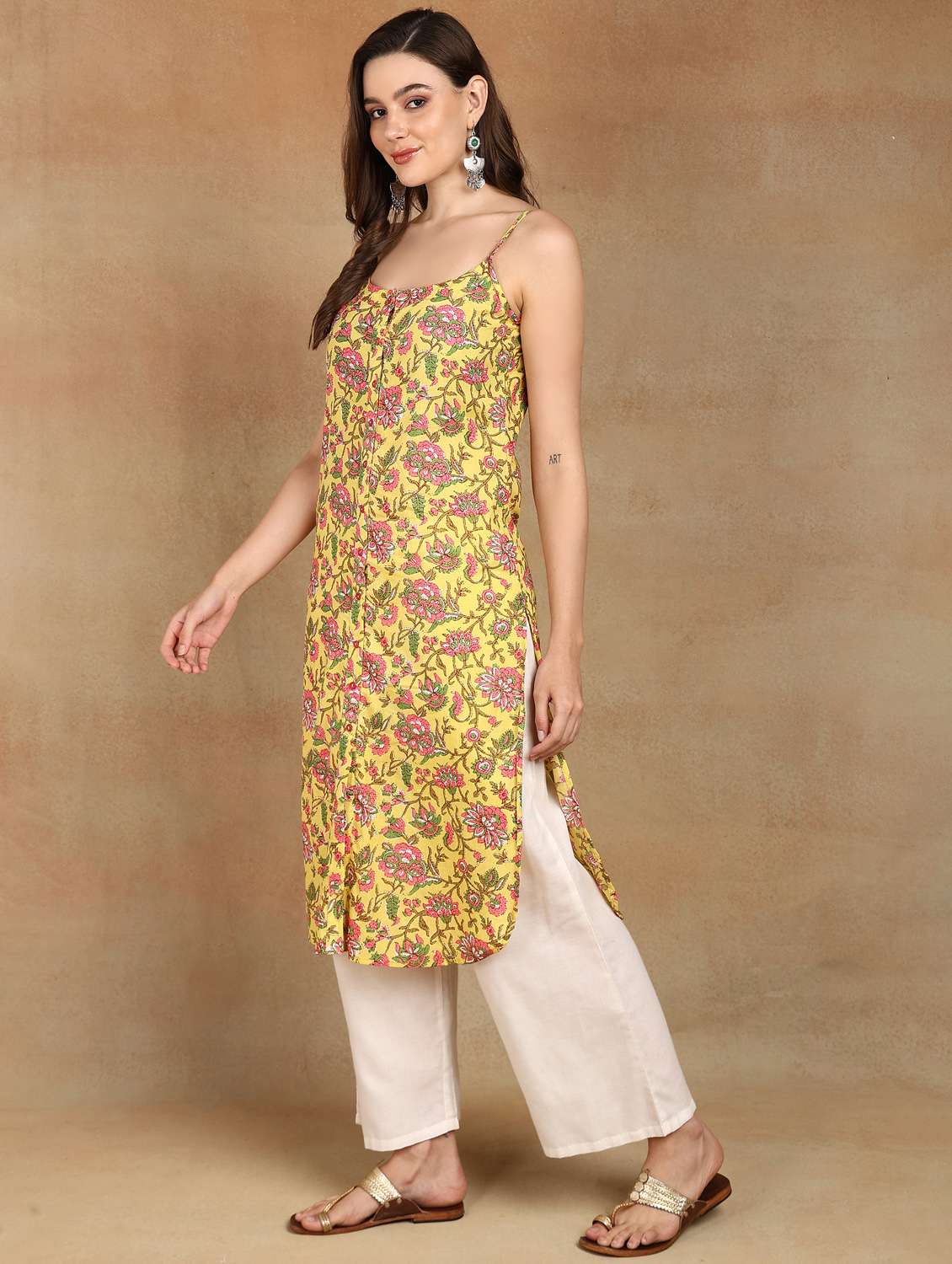 Women Floral Printed Sleeveless Straight Kurta