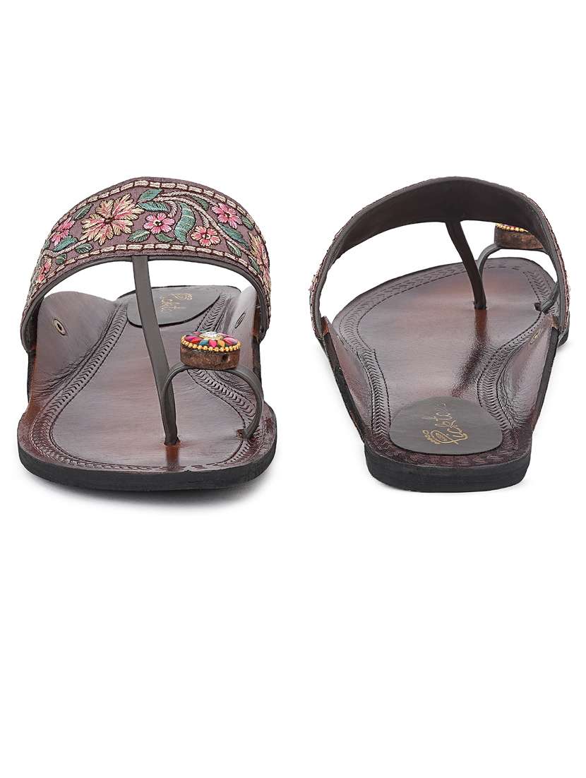 Women Embroidered One Toe Kolhapuri