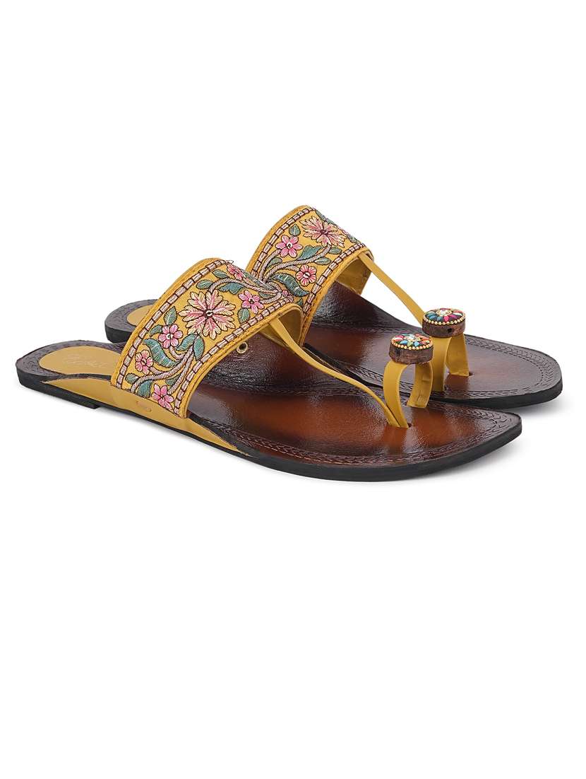 Women Embroidered One Toe Kolhapuri