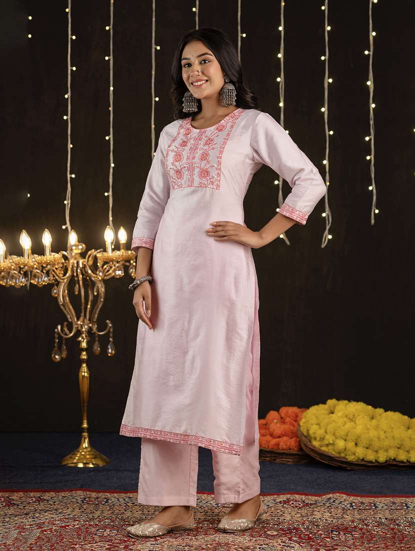 Women Embroidered Three Quarter Sleeve Straight Kurta