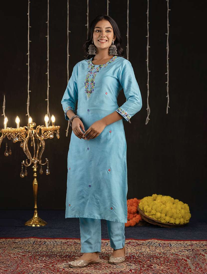 Women Embroidered Three Quarter Sleeve Straight Kurta