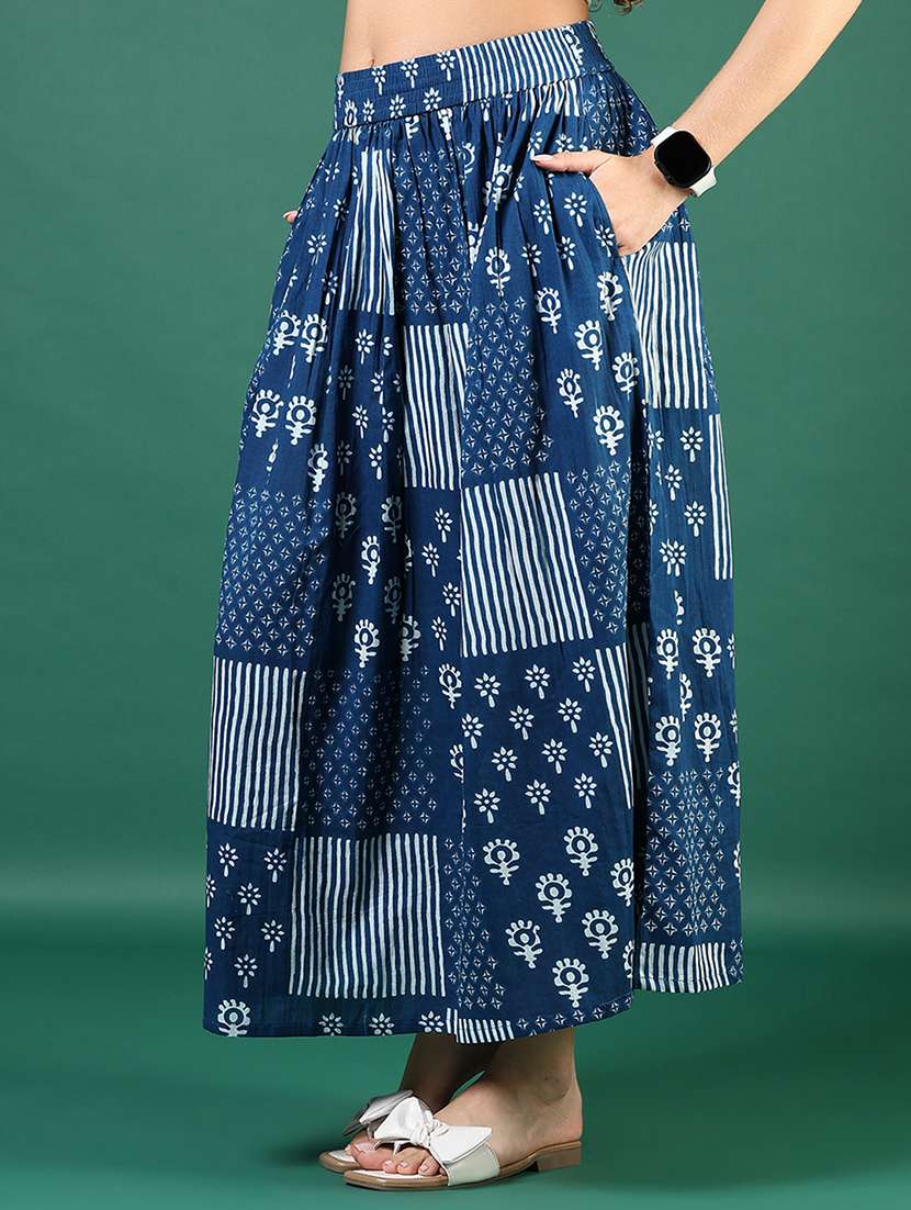 Women Blue Printed Mid Rise Flared Skirt