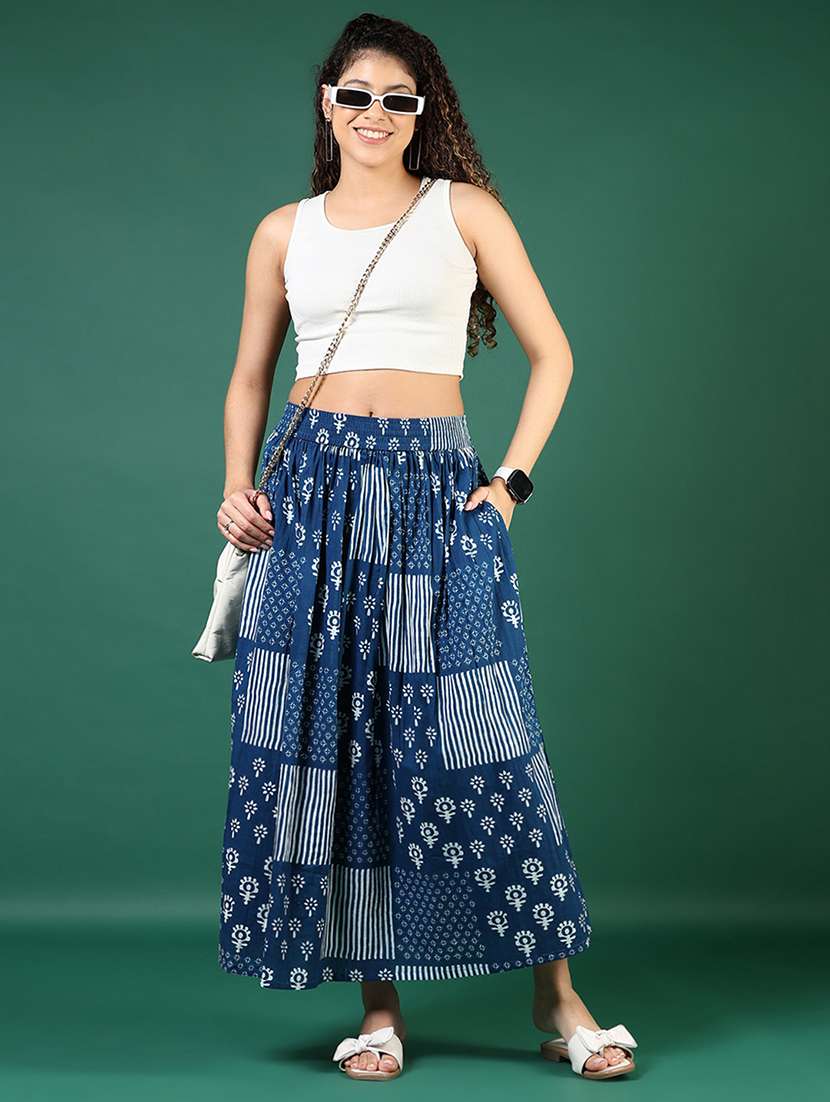 Women Blue Printed Mid Rise Flared Skirt