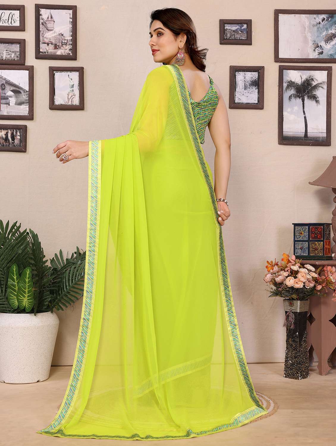 Women Solid With Bordered Saree With Blouse