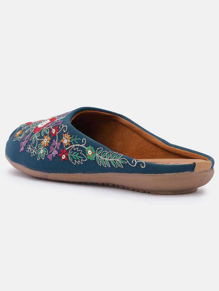 Women Embroidered Slip On Mojari