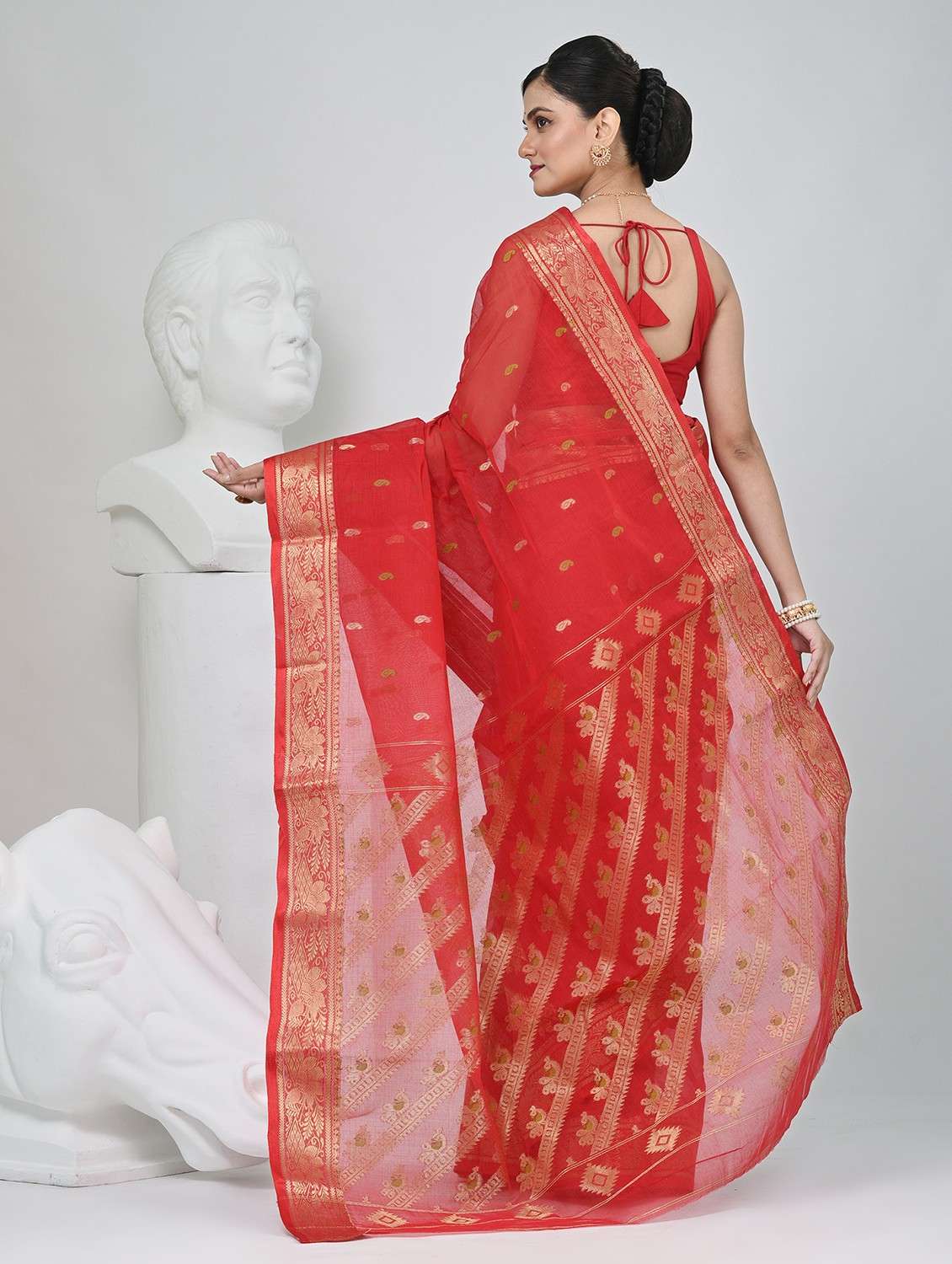 Women Self Design Tant Saree